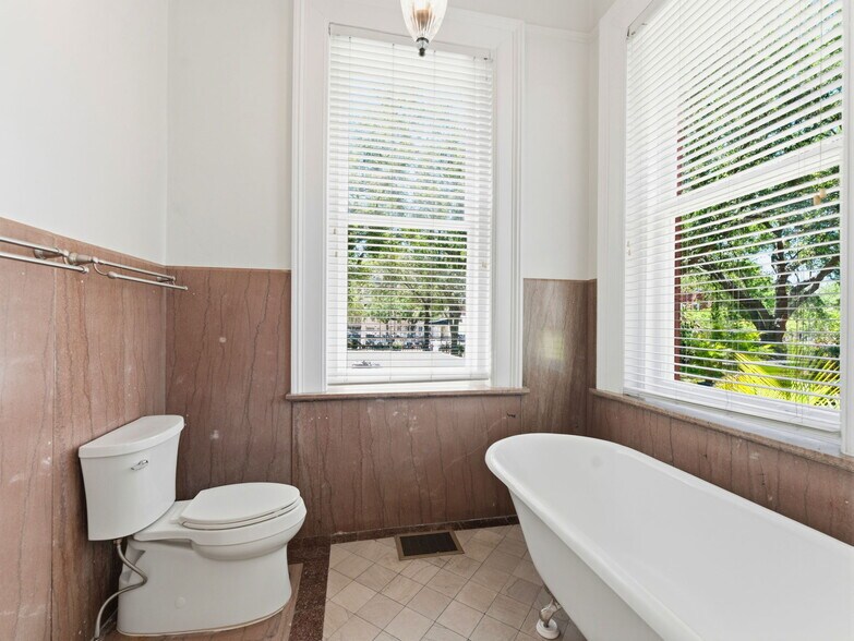 More Photos Of 341 S Plant Ave, Tampa Office Residential For Lease