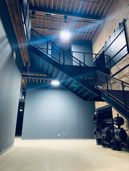 More Photos Of 2145 W Grand Ave, Chicago Showroom For Lease