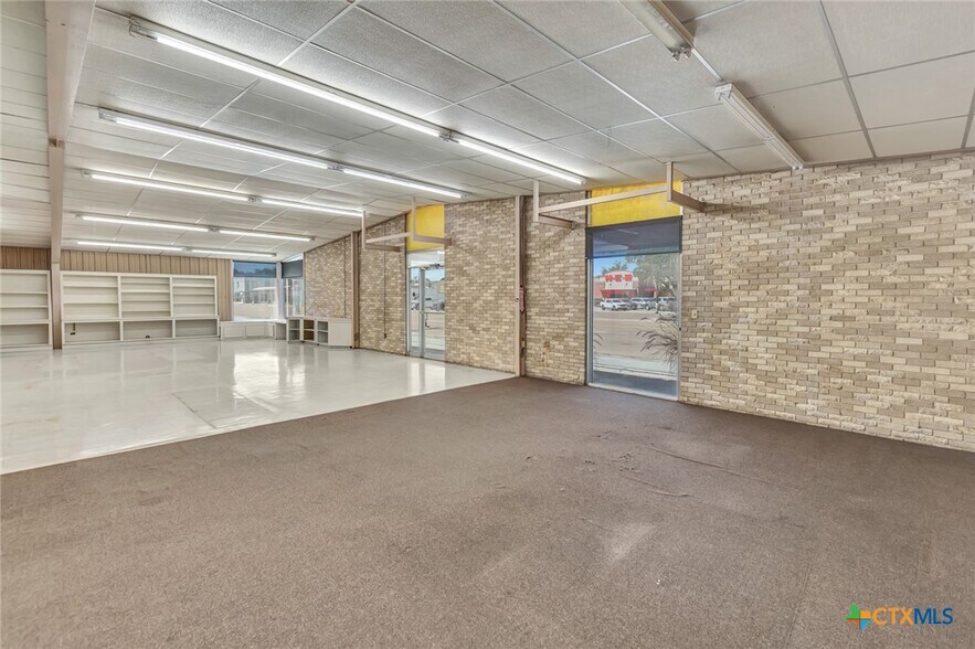More Photos Of 306 N Wells St, Edna Office For Sale