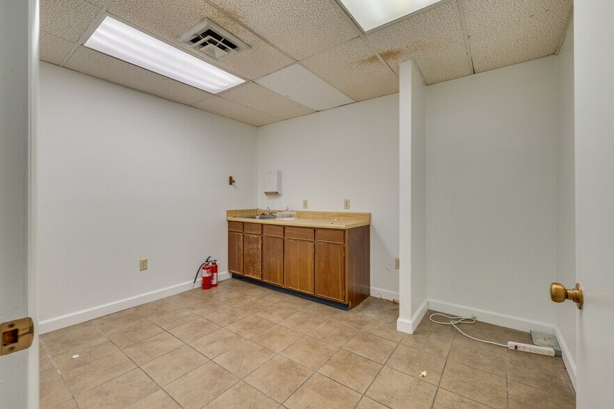 More Photos Of 311 W Walnut St, Johnson City Office For Sale