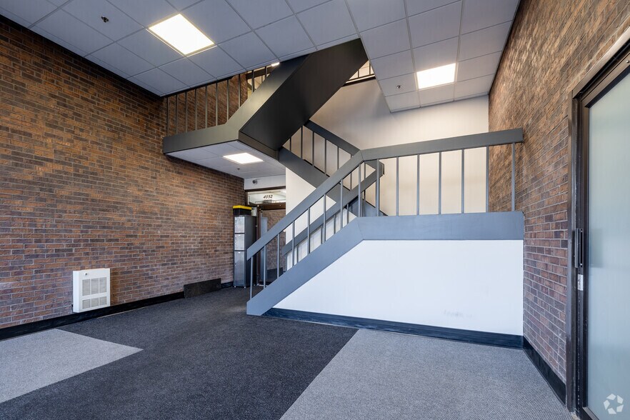 More Photos Of 4000-4036 Boul De La Côte-Vertu, Montréal Showroom For Lease