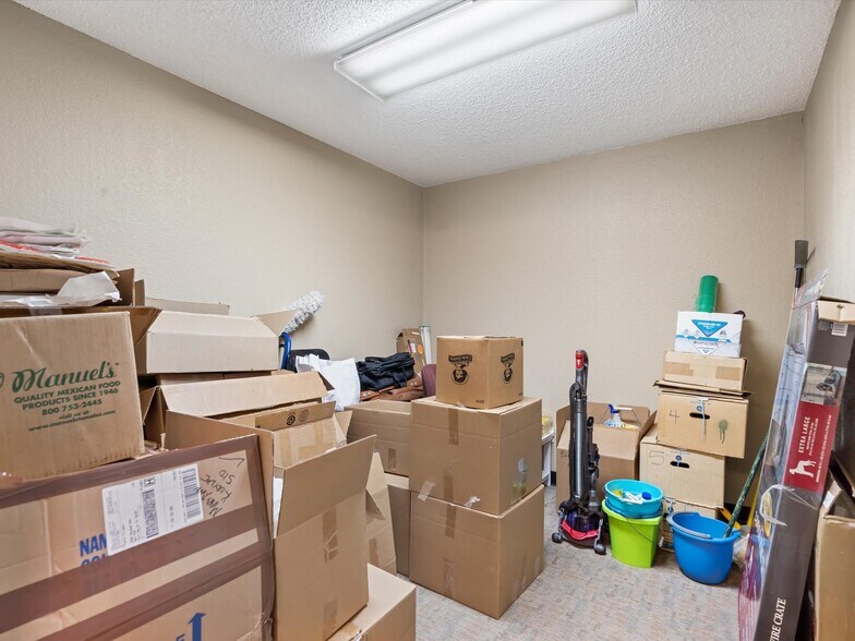 More Photos Of 104 S Main St, Cleburne Office For Sale