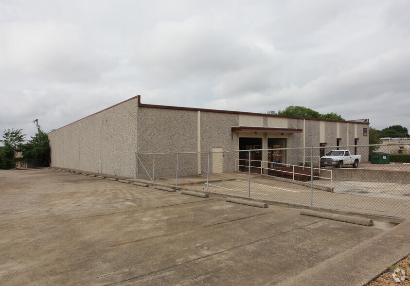 More Photos Of 4304 N Beltwood Pky, Farmers Branch Warehouse For Lease