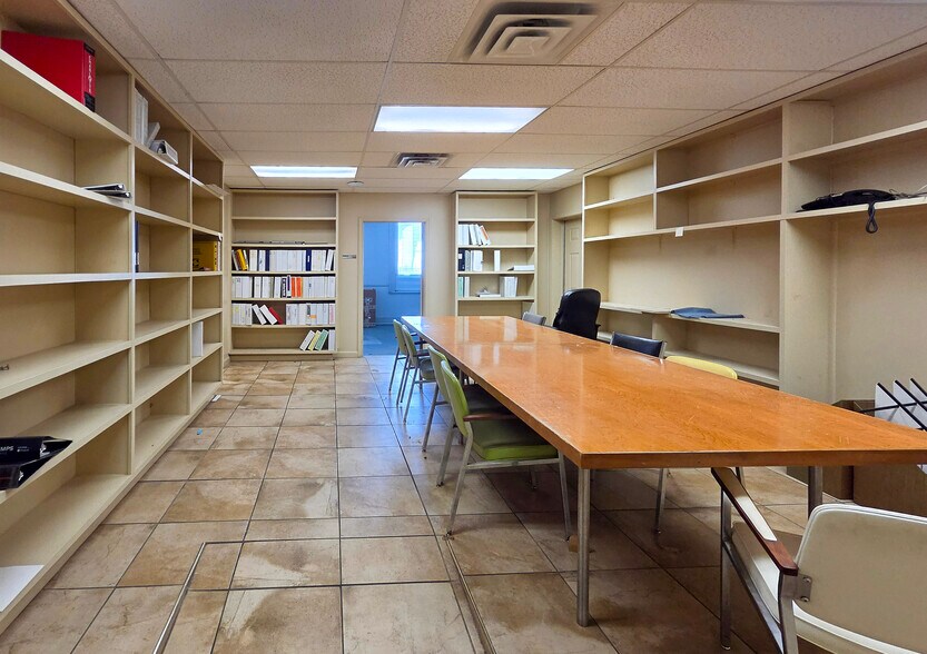More Photos Of 710 4th St, Shenandoah Warehouse For Sale