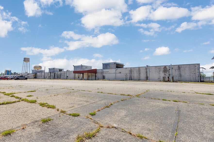 More Photos Of 11200 Dunbarton Blvd, Barnwell Manufacturing For Lease
