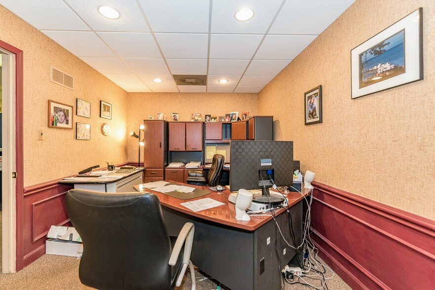 More Photos Of 18735 Ecorse Rd, Allen Park Office For Lease