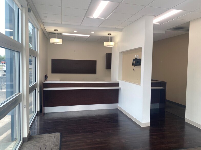 More Photos Of 1115B N Valley Mills Dr, Waco Storefront For Lease