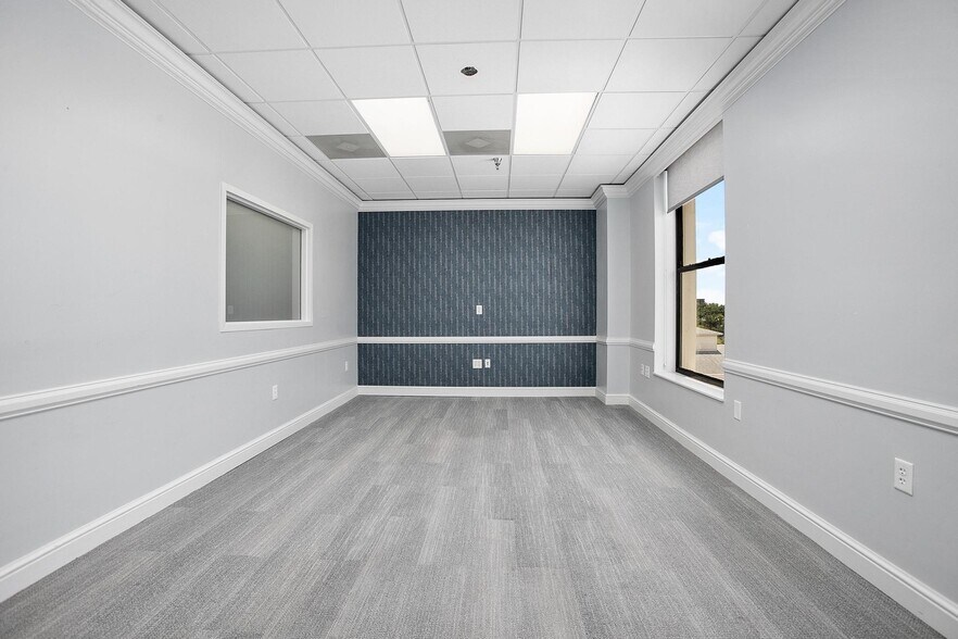 More Photos Of 100 E New York Ave, Deland Office For Lease