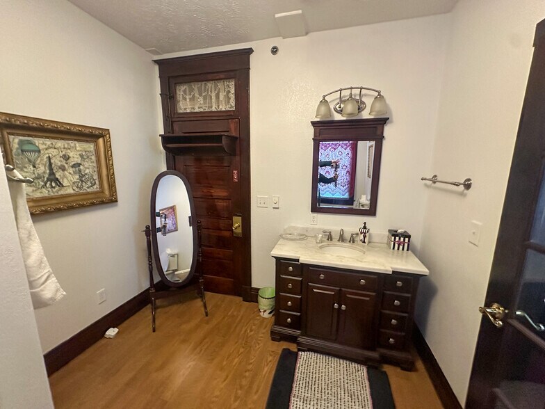 More Photos Of 211 W Kansas St, Crofton Hotel For Sale