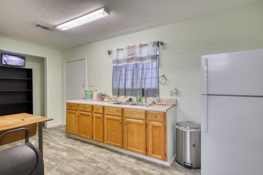 More Photos Of 212 S Tammye Ln, Madisonville Office For Sale