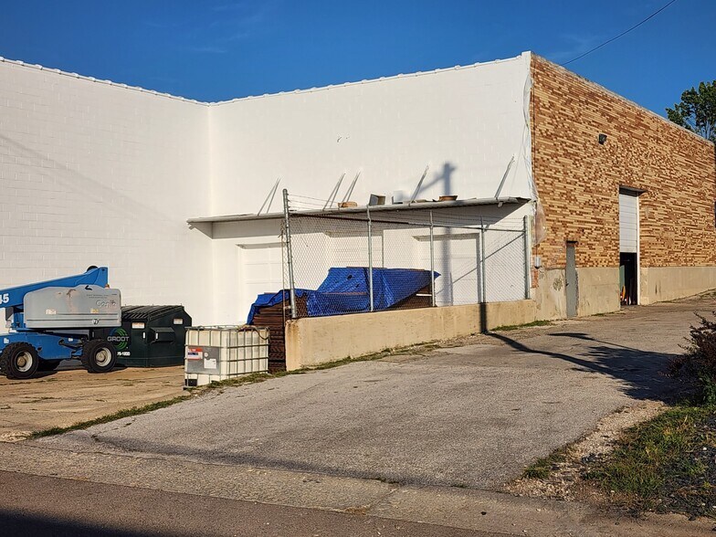 More Photos Of 227-241 S River St, Aurora Warehouse For Lease