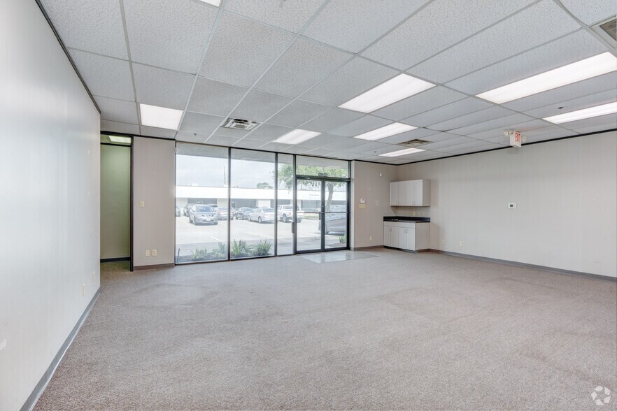 More Photos Of 17449-17497 Village Green Dr, Houston Unknown For Lease
