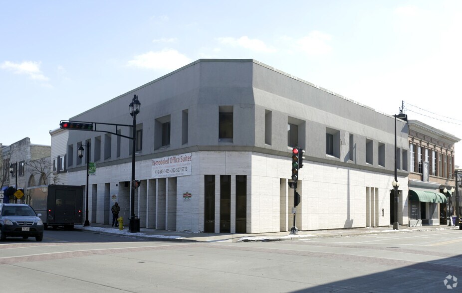 More Photos Of 105 E Wisconsin Ave, Oconomowoc Office For Sale