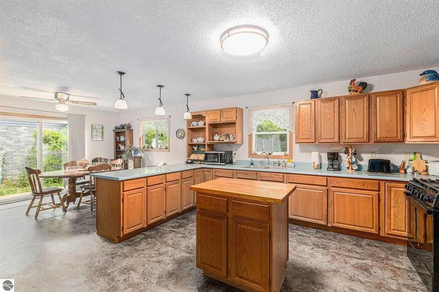 More Photos Of 519 Lake St, Frankfort Hotel For Sale