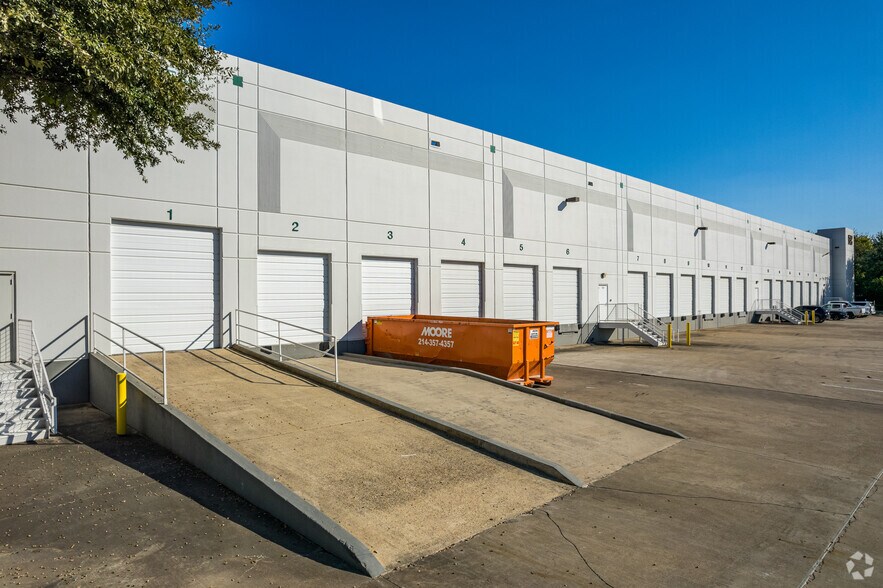 More Photos Of 11550 Newberry St, Dallas Warehouse For Lease