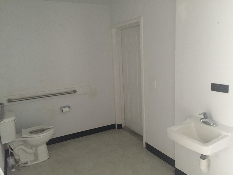 More Photos Of 1401 SW Martin Luther King Jr St, Arcadia General Retail For Lease
