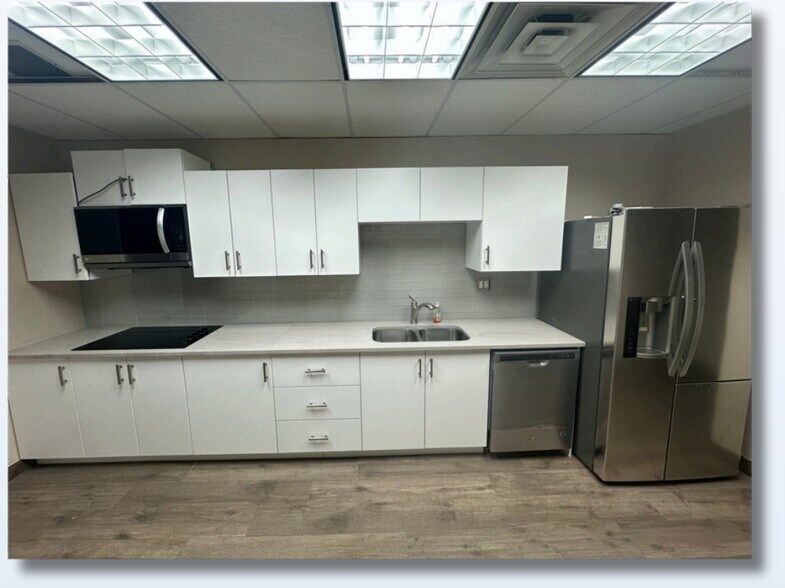 More Photos Of 500 W Algonquin Rd, Mount Prospect Flex For Lease