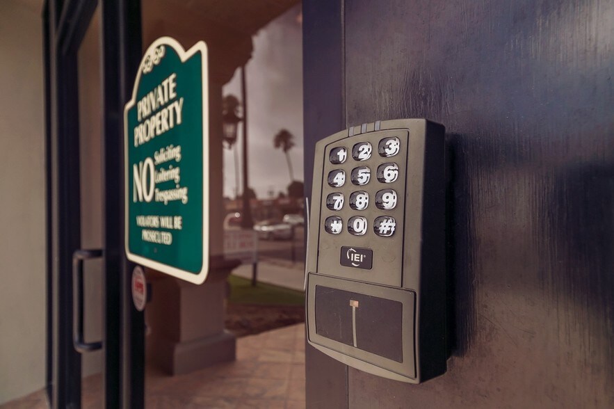 More Photos Of 22148 Sherman Way, Canoga Park Office For Lease