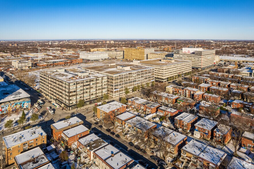 More Photos Of 111 Rue Chabanel O, Montréal Office For Lease