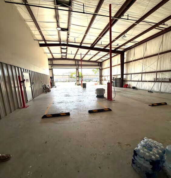 More Photos Of 2154 Pansy St, Pasadena Light Distribution For Lease
