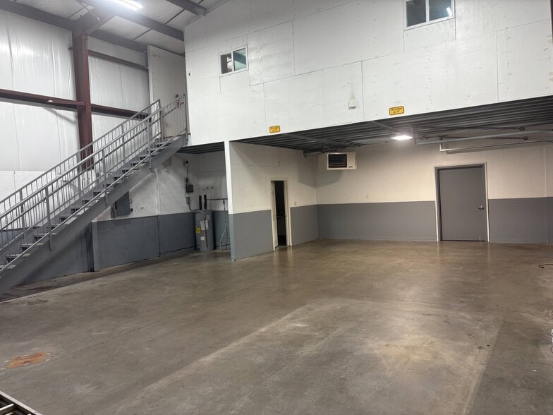 More Photos Of 324 Alumni Rd, Newington Warehouse For Lease