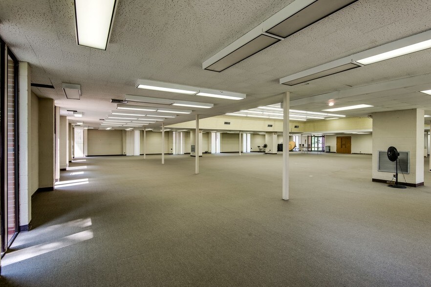 More Photos Of 305 E Hunt St, Dickson Office For Sale