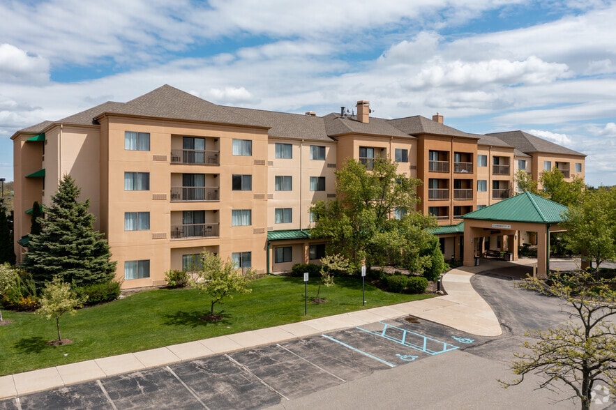 Primary Photo Of 3555 Centerpoint Pky, Pontiac Hotel For Sale