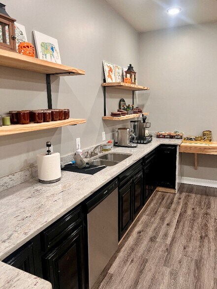 More Photos Of 416 S Glenwood Ave, Dalton Light Manufacturing For Sale