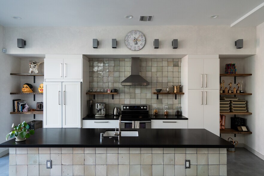 More Photos Of 10707 Burbank Blvd, North Hollywood Loft Creative Space For Sale