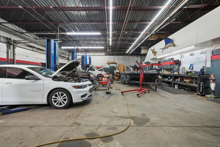 More Photos Of 2920 W 159th St, Markham Freestanding For Sale