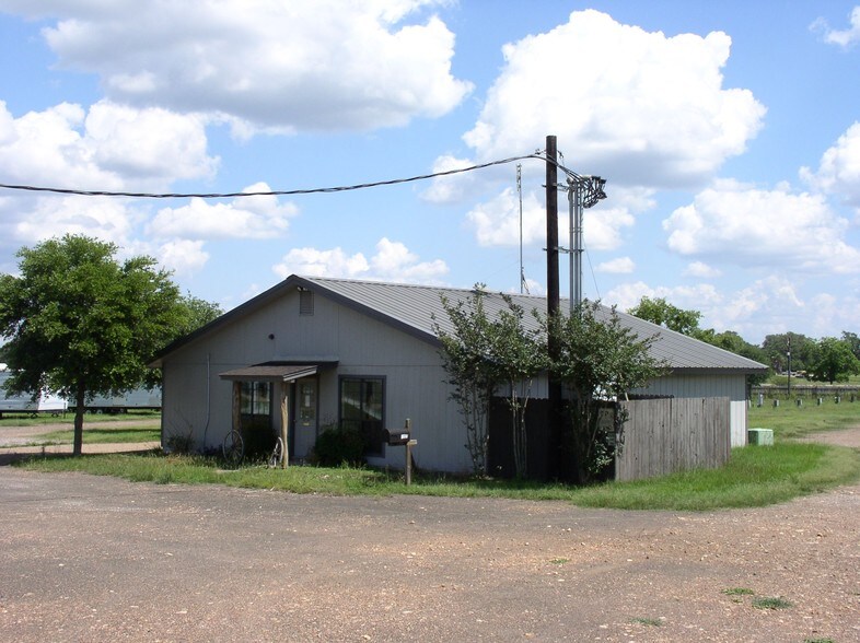 More Photos Of 1009 W Heaton St, Cuero Office For Sale
