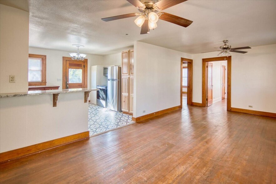 More Photos Of 1007 N Llano St, Fredericksburg Office Residential For Sale