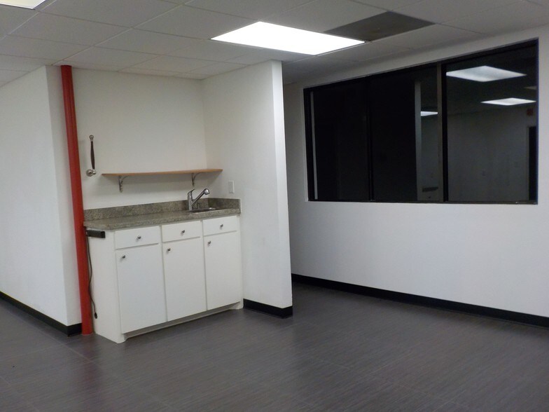 More Photos Of 3700 N 10th St, McAllen Office For Lease