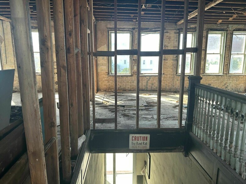 More Photos Of 104 E Main St, Lakeland Storefront Retail Office For Sale