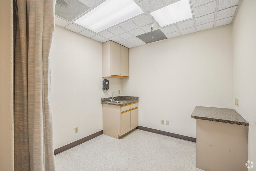 More Photos Of 3111 Professional Dr, Auburn Medical For Sale