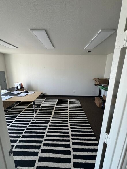 More Photos Of 300 W Broadway St, Prosper Warehouse For Lease