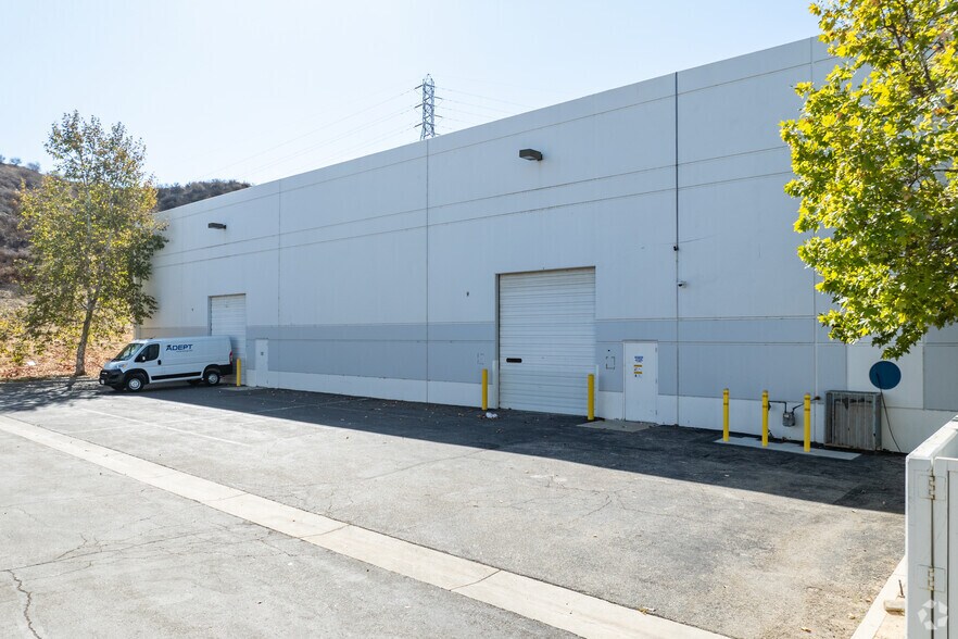 More Photos Of 28016 Industry Dr, Valencia Warehouse For Lease