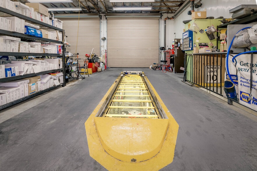 More Photos Of 17548 Penn Valley Dr, Penn Valley Auto Repair For Sale