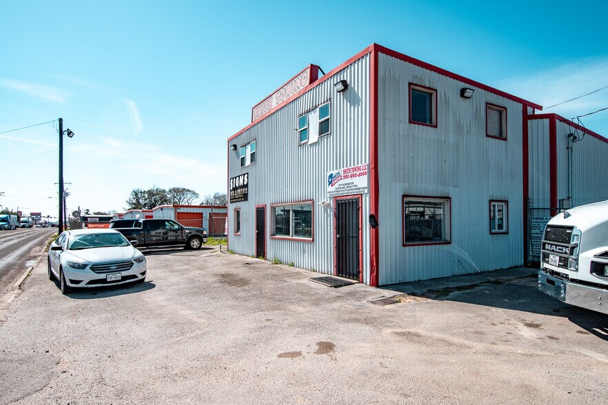 More Photos Of 213 N Washington Ave, Cleveland General Retail For Sale