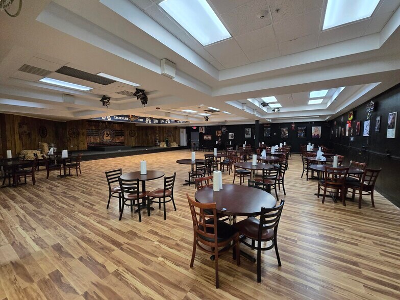 More Photos Of 3900 Oneida St, New Hartford Freestanding For Lease