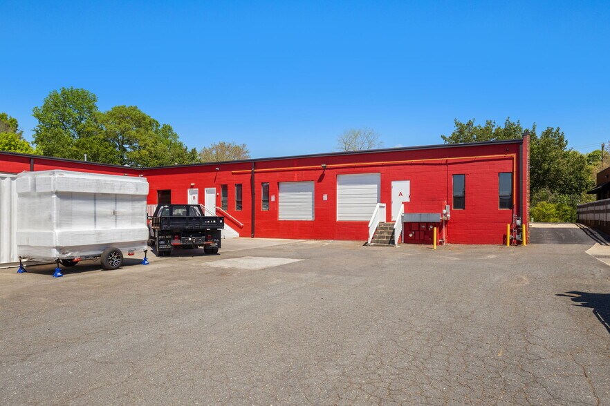 More Photos Of 1803 Associates Ln, Charlotte Showroom For Lease