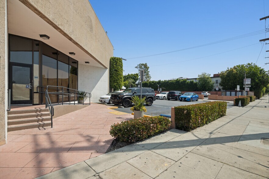 More Photos Of 1700 N Vermont Ave, Los Angeles General Retail For Lease