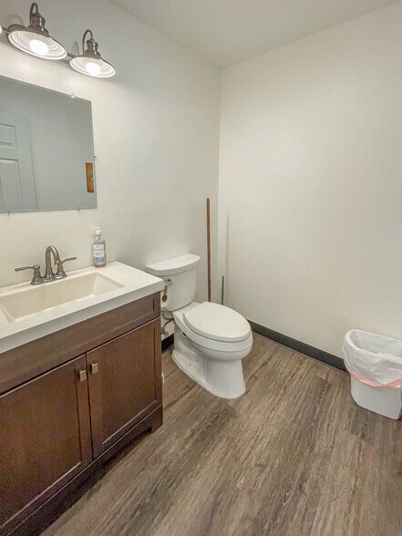 More Photos Of 1625 W Duke Rd, Sutherlin Warehouse For Sale