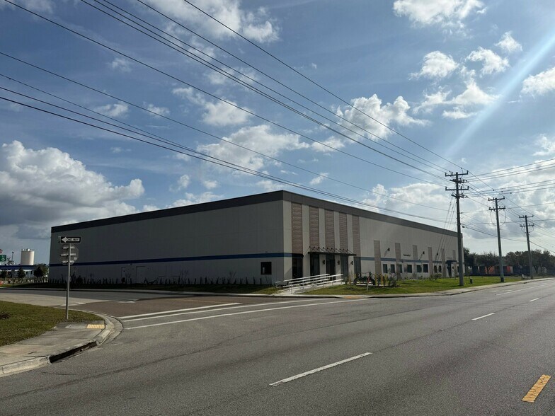 More Photos Of 1530 Kendrick Ln, Lakeland Warehouse For Lease