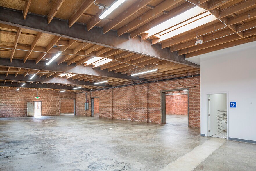 More Photos Of 1458 E 58th Pl, Los Angeles Showroom For Lease