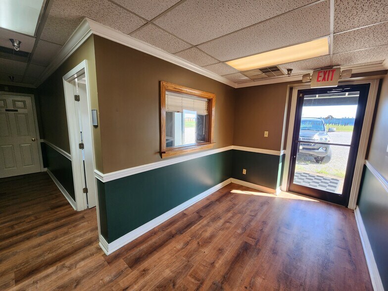 More Photos Of 351 Scottys Way, Bowling Green Service For Lease