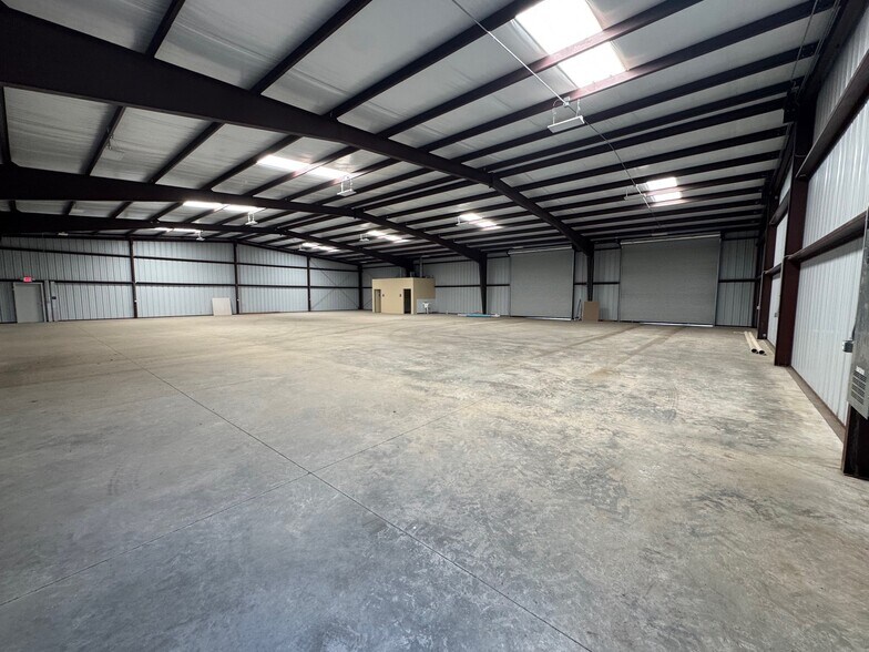 More Photos Of 11620 Old River Rd, Bakersfield Warehouse For Lease