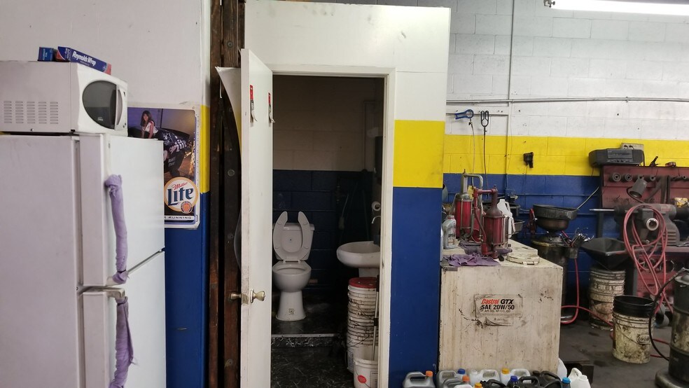 More Photos Of 5569 Reseda Blvd, Tarzana Auto Repair For Lease