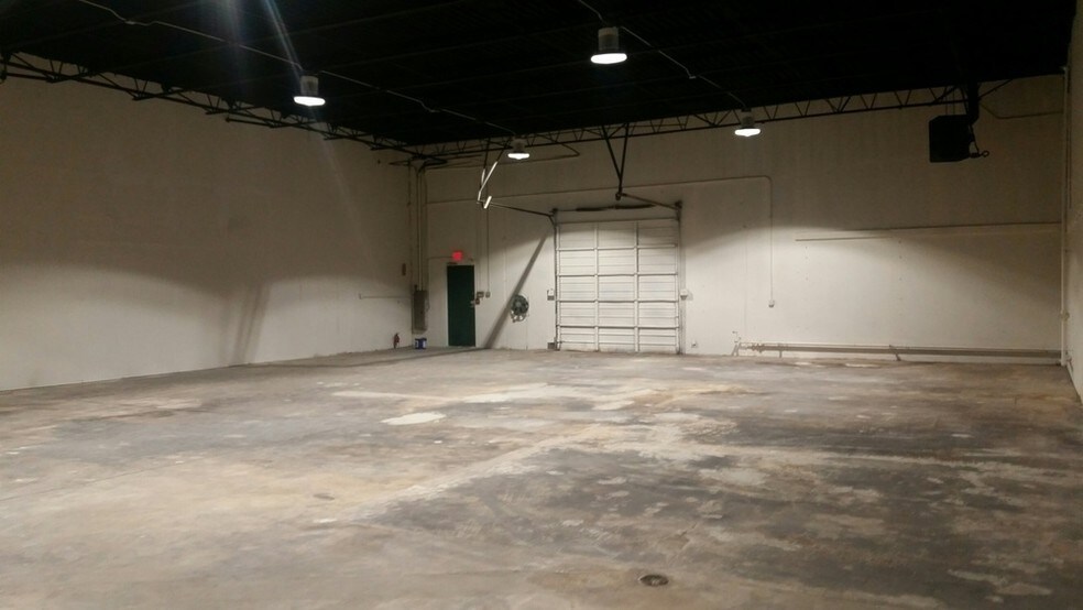 More Photos Of 2429-2458 Walnut Ridge St, Dallas Light Manufacturing For Lease