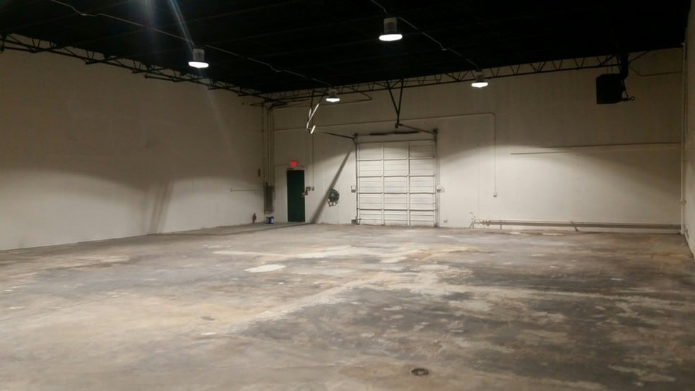More Photos Of 2429-2458 Walnut Ridge St, Dallas Light Manufacturing For Lease